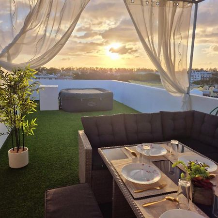 Skyview Apartment- Rooftop Penthouse With Sunset & Sea Views Flic-en-Flacq 외부 사진