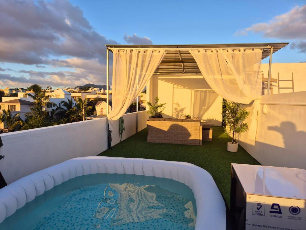 Skyview Apartment- Rooftop Penthouse With Sunset & Sea Views Flic-en-Flacq 외부 사진