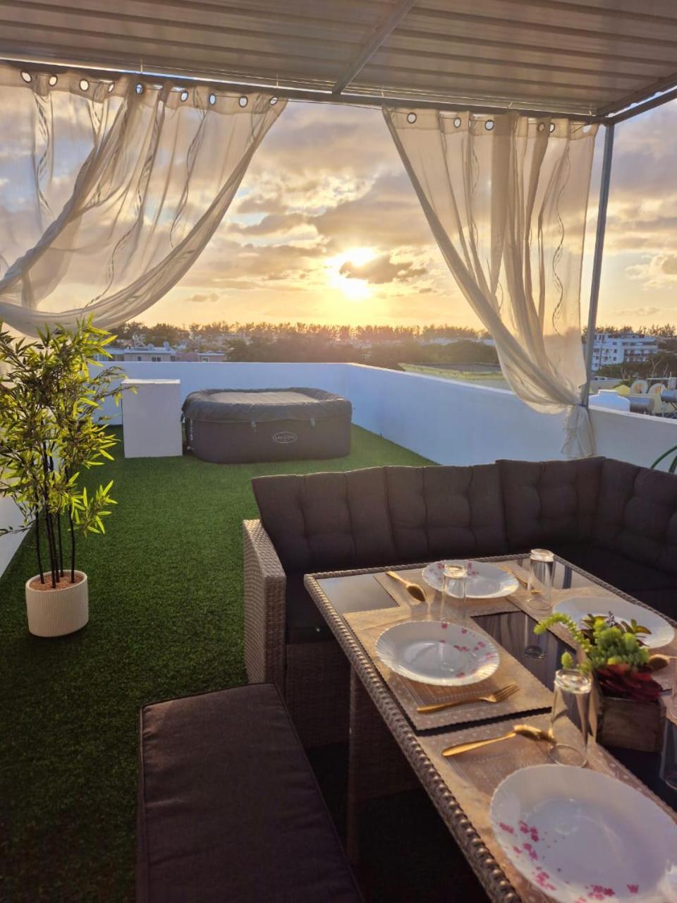 Skyview Apartment- Rooftop Penthouse With Sunset & Sea Views Flic-en-Flacq 외부 사진