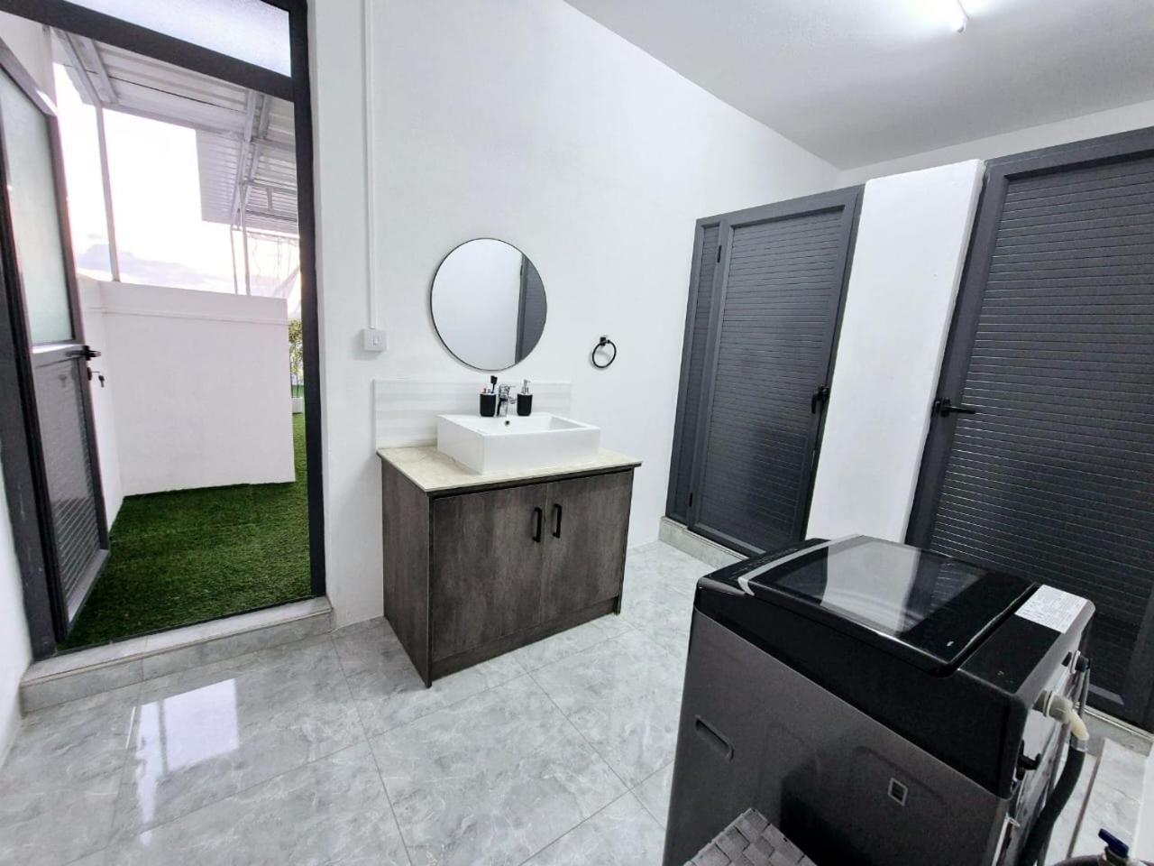 Skyview Apartment- Rooftop Penthouse With Sunset & Sea Views Flic-en-Flacq 외부 사진
