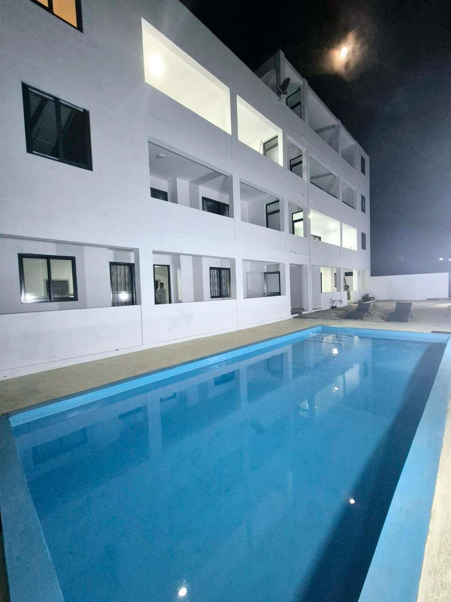 Skyview Apartment- Rooftop Penthouse With Sunset & Sea Views Flic-en-Flacq 외부 사진
